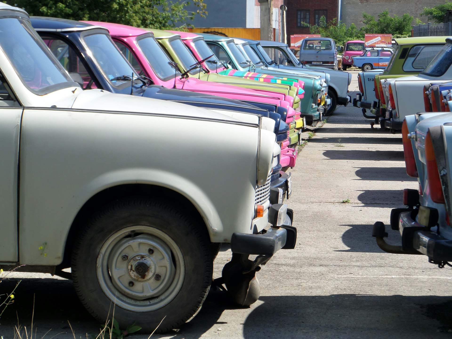 uma fileira de carros estacionados lado a lado